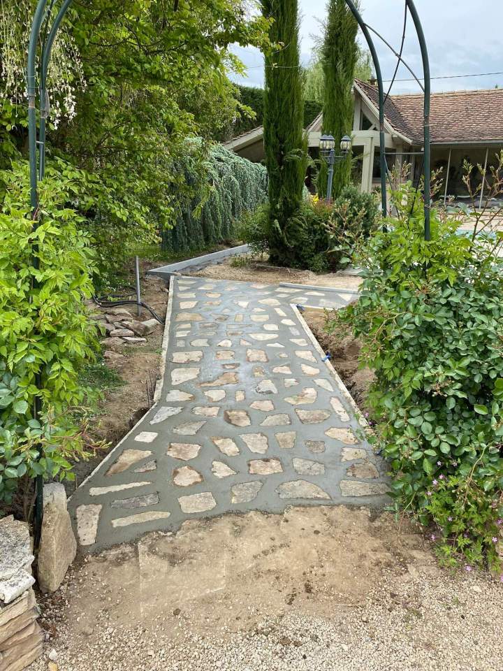 Création allée en béton et pierre La Tour-du-Pin
