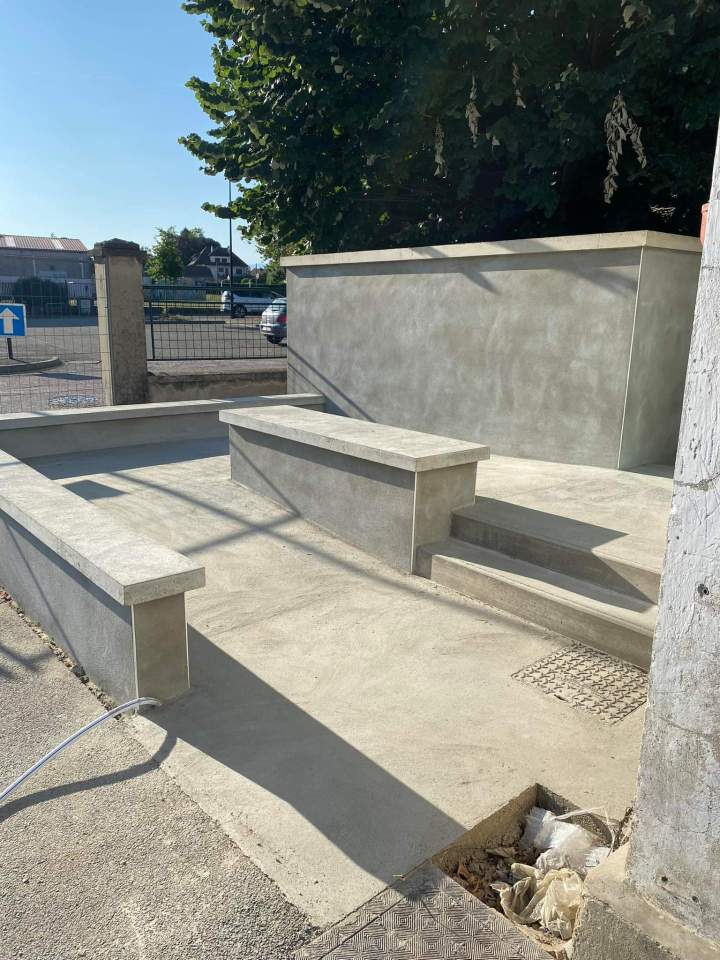 Création accès pour PMR avec murettes, rampe, escalier, scellement de clou podotactile et cabanon de rangement La Tour-du-Pin